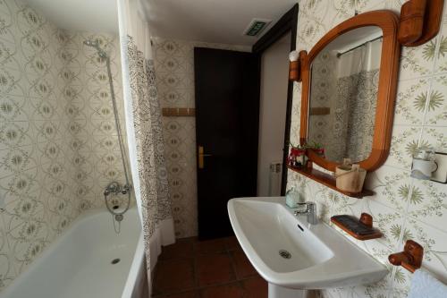 ManurgaMujika Etxea的一间带水槽、浴缸和镜子的浴室