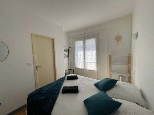 圣纳泽尔ATLANTIS的一间卧室配有一张带绿色枕头的大床