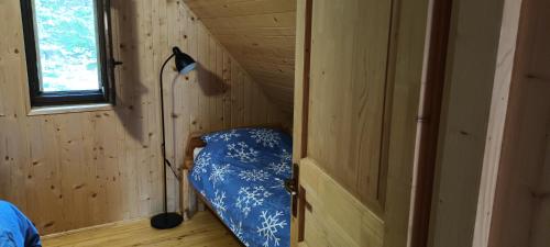 Srednja Vas v BohinjuPlaninska hišica pod macesni - Bohinj的小木屋内的小房间,配有一张床