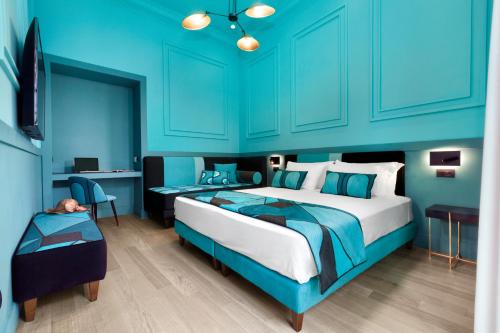 索伦托YourHome - Maison Iovino Luxury Rooms的蓝色卧室设有一张带蓝色墙壁的大床