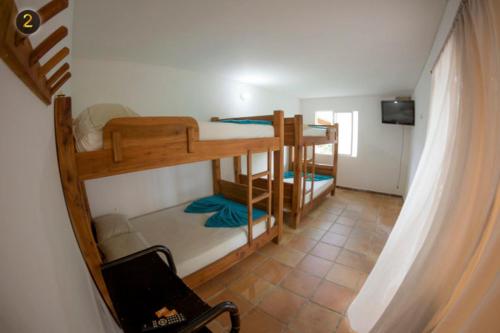 圣拉菲尔Sendero del Rio Finca Hotel的房屋内带三张双层床的房间