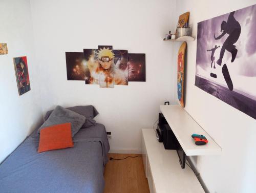 科贝拉罗布里加casa mediterrània a la vora de Barcelona的卧室配有一张床和墙上的海报