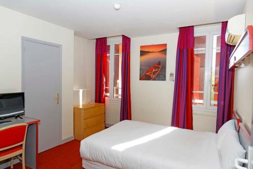 阿尔比都维甘酒店的卧室配有白色的床和红色窗帘