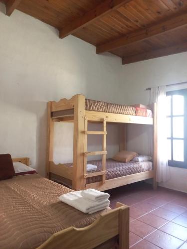 特尔马斯德里奥翁多casa de fin de semana的一间卧室设有两张双层床和一扇窗户。