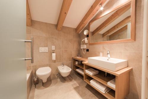 奥蒂塞伊阿纳利亚酒店的一间带水槽和卫生间的浴室