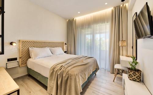 卡拉马孔Nomas Living的酒店客房设有床和窗户。