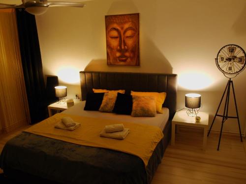 科普里夫尼察Skitnica Gold的一间卧室配有一张床,上面有两条毛巾