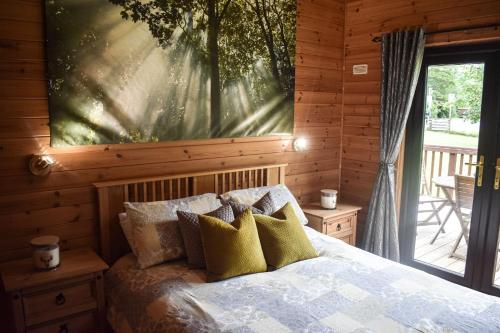 格拉斯哥Lodge at Loch Lomond的卧室配有一张床,墙上挂着一幅大画