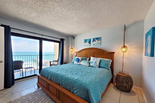 德通纳海滩海岸Sunglow Resort Condo Unit #802的一间卧室设有一张床,享有海景