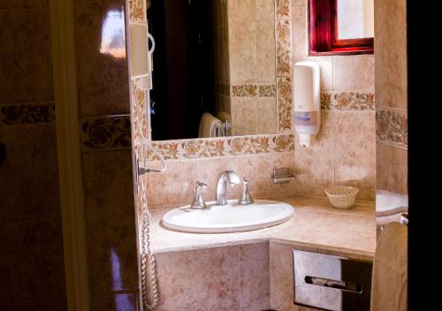 瓦哈卡市Suites Bello Xochimilco by DOT Tradition的一间带水槽和镜子的浴室