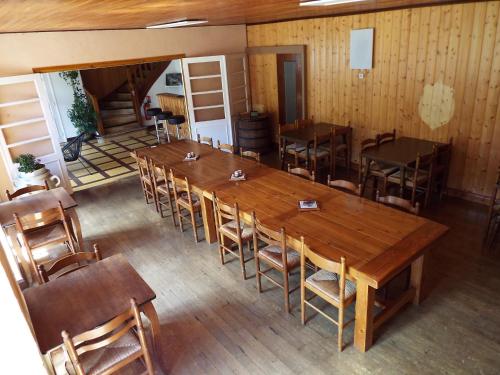 拉维西尔Au coeur du Volcantal的配有一张大木桌子和椅子的房间
