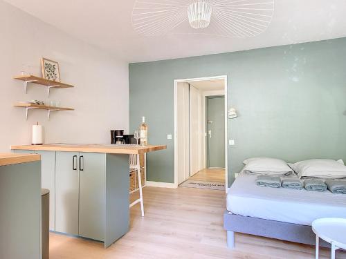 马赛La Pitcholine : Superbe studio au Vieux-Port的小型公寓 - 带床和厨房