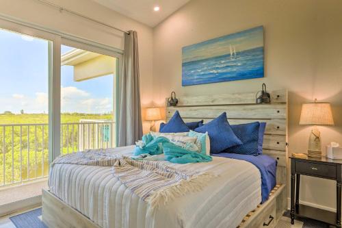 拉斯金Coastal-Zen Ruskin Retreat Less Than 1 Mi to Beach!的一间卧室设有一张床,享有海景