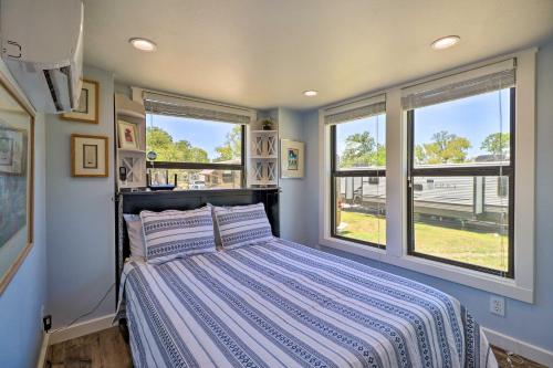 奥斯汀Upscale Tiny Home - Boho-Chic Austin Getaway!的一间卧室设有一张床和两个窗户。