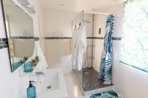 奥尔泽姆Dynasty Home Spa Appartement 100M Jacuzzi Terasse的白色的浴室设有水槽和淋浴。