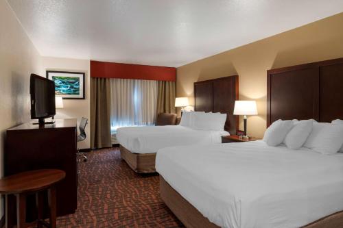 波特兰小马士兵贝斯特韦斯特酒店的酒店客房设有两张床和一台平面电视。