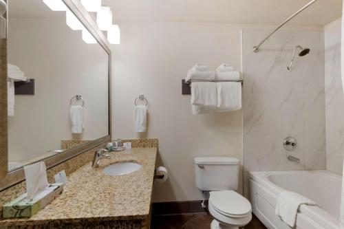 波特兰小马士兵贝斯特韦斯特酒店的浴室配有盥洗盆、卫生间和浴缸。