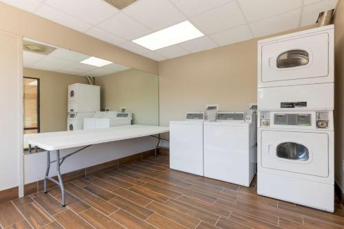 塞尼卡Best Western Seneca-Clemson的洗衣房配有桌子和洗衣机