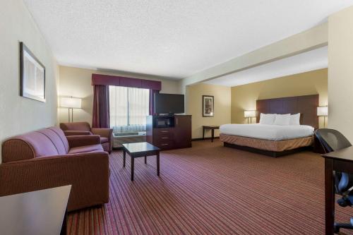 塞尼卡Best Western Seneca-Clemson的大型酒店客房,配有床和沙发
