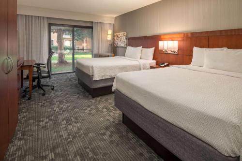 贝尔维尤西雅图贝尔维莱德蒙德万怡酒店的酒店客房配有两张床和一张书桌