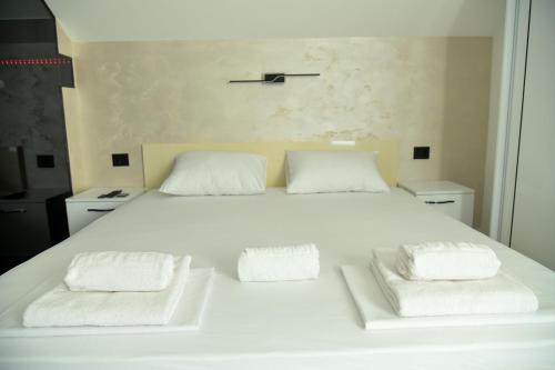 尼什Pansion Eden的一张白色的大床,上面有两个白色的枕头