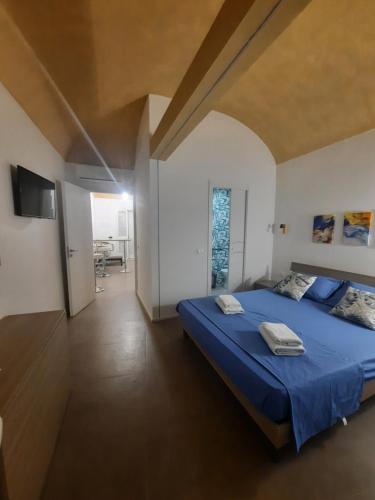 法维尼亚纳TURISMO EGADI - CHARME的一间位于客房内的蓝色床卧室