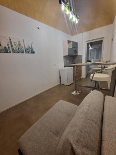 法维尼亚纳TURISMO EGADI - CHARME的客厅配有沙发和桌子