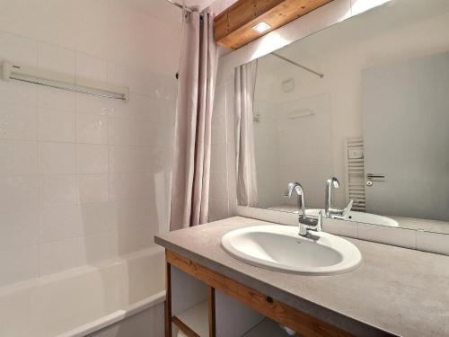 谷雪维尔Appartement La Tania, 2 pièces, 6 personnes - FR-1-182A-7的一间带水槽、浴缸和镜子的浴室