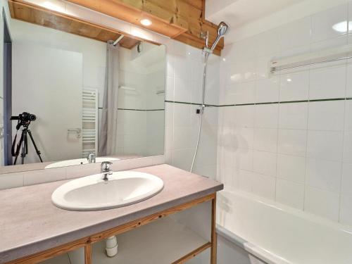 谷雪维尔Appartement La Tania, 2 pièces, 4 personnes - FR-1-182A-21的一间带水槽、浴缸和镜子的浴室