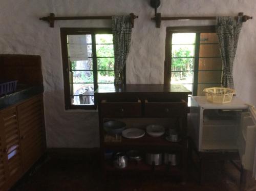迪亚尼海滩迪亚尼班达旅馆的厨房设有2扇窗户和台面