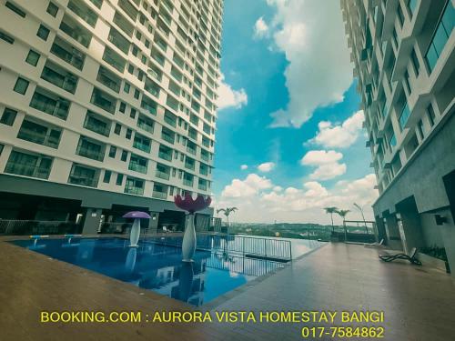 Aurora Vista Homestay Bangi at Vista Bangi With WIFI NETFLIX GYM SAUNA COWAY SWIMMING POOL-RIVER VIEW内部或周边的泳池