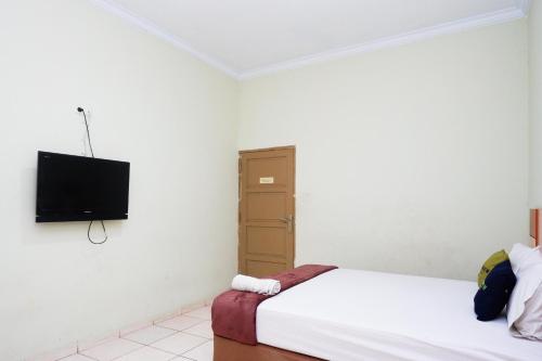 ParepareUrbanview Hotel Platinum Parepare的一间卧室配有两张床和一台平面电视