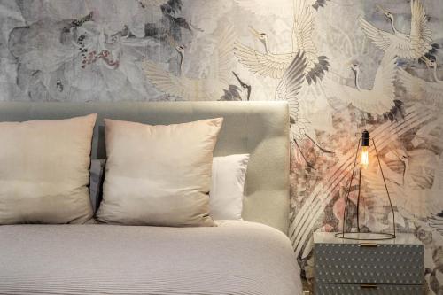 巴特曼斯贝Penthouse On The Promenade的一间卧室配有一张鸟壁纸床
