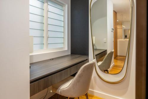 巴特曼斯贝Penthouse On The Promenade的更衣室配有两把椅子和镜子