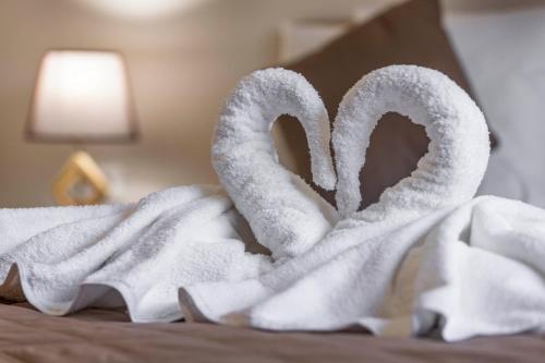 罗德镇Casa di Gianna的床上的一大堆毛巾