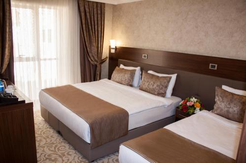 伯萨果茹克勒奥茹科Spa酒店的酒店客房设有两张床和窗户。