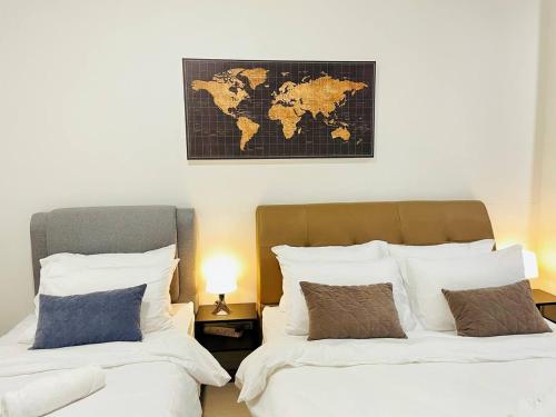 吉隆坡Arcoris Mont Kiara 1~6 Pax Contemporary Living Netflix的卧室配有两张床,墙上挂有地图