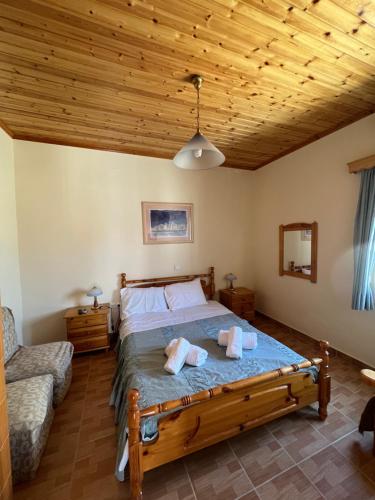 KalliópiTonia’s & Chris House的一间卧室设有一张床和木制天花板