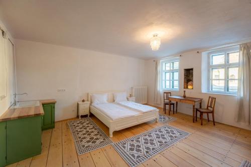 锡吉什瓦拉Casa La Strada的一间卧室配有一张床、一张桌子和一张桌子