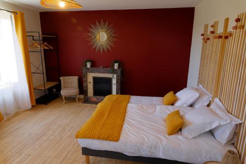 Argenton-ChâteauLes Chambres de la Vallée的一间卧室配有一张黄色毯子床