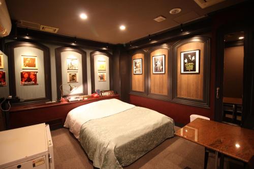 东京Hotel OLDSWING Adult Only的一间卧室配有一张床和一张桌子
