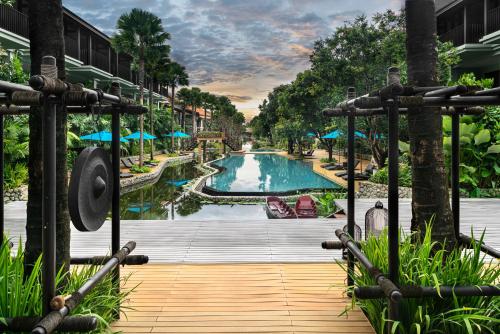 蔻立Grand Mercure Khao Lak Bangsak的享有度假村游泳池的景致