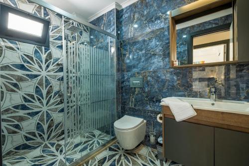费特希耶Sunrise City Residence的一间带卫生间、水槽和镜子的浴室