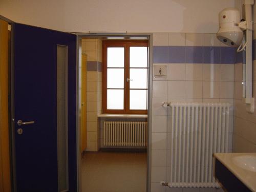维安登维安登青年旅馆的一间带水槽和窗户的浴室