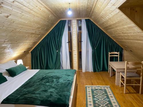 瓦勒博内Guesthouse Demushi的卧室配有一张床和一张桌子