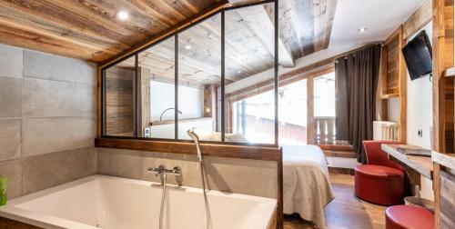 莫尔济讷佩蒂德鲁酒店的带浴缸的浴室和1间带1张床的卧室