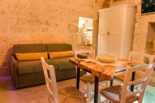 切列梅萨皮卡La Casedda - Apartment & Hydromassage的客厅配有桌子和沙发