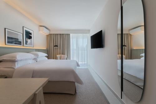 波尔布鲁笋波拉克酒店的酒店客房配有两张床和一张书桌