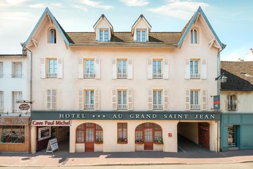 博讷Sure Hotel by Best Western Centre Beaune的街上的古老圣人日耳曼酒店