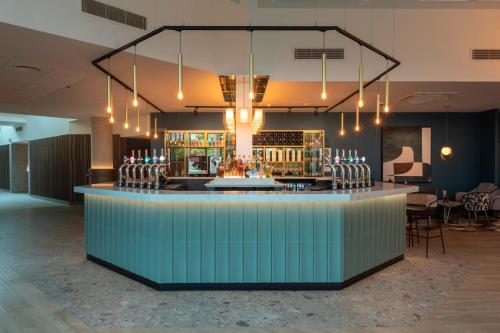 比肯希尔假日皇冠伯明翰NEC酒店的一间设有蓝色柜台的餐厅内的酒吧